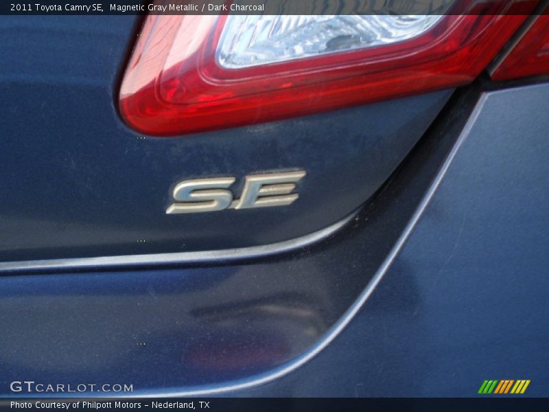 Magnetic Gray Metallic / Dark Charcoal 2011 Toyota Camry SE