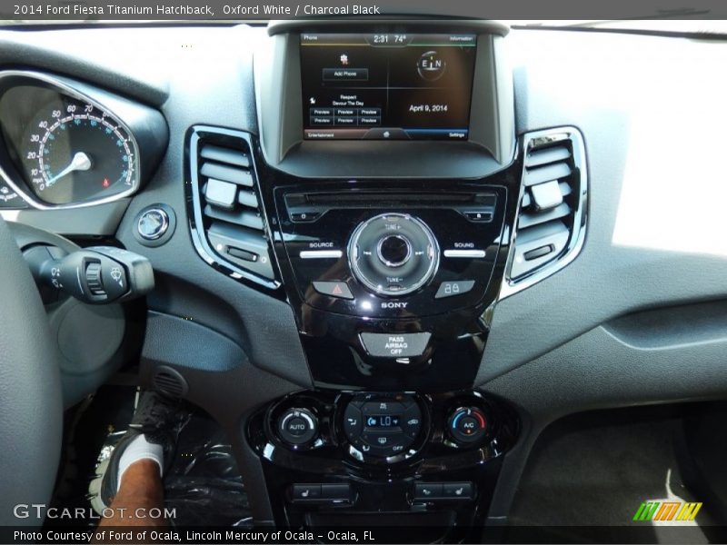 Oxford White / Charcoal Black 2014 Ford Fiesta Titanium Hatchback