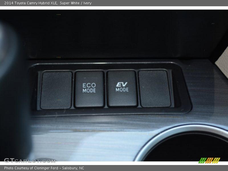Super White / Ivory 2014 Toyota Camry Hybrid XLE
