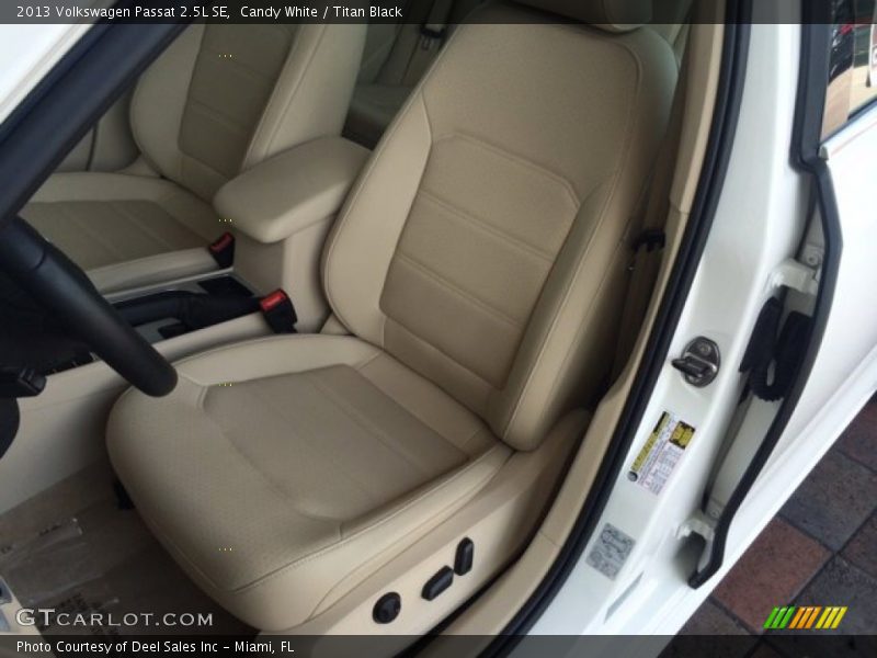Candy White / Titan Black 2013 Volkswagen Passat 2.5L SE
