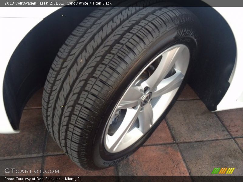 Candy White / Titan Black 2013 Volkswagen Passat 2.5L SE