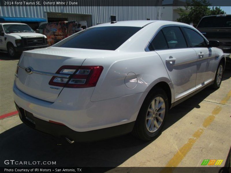 Oxford White / Dune 2014 Ford Taurus SE