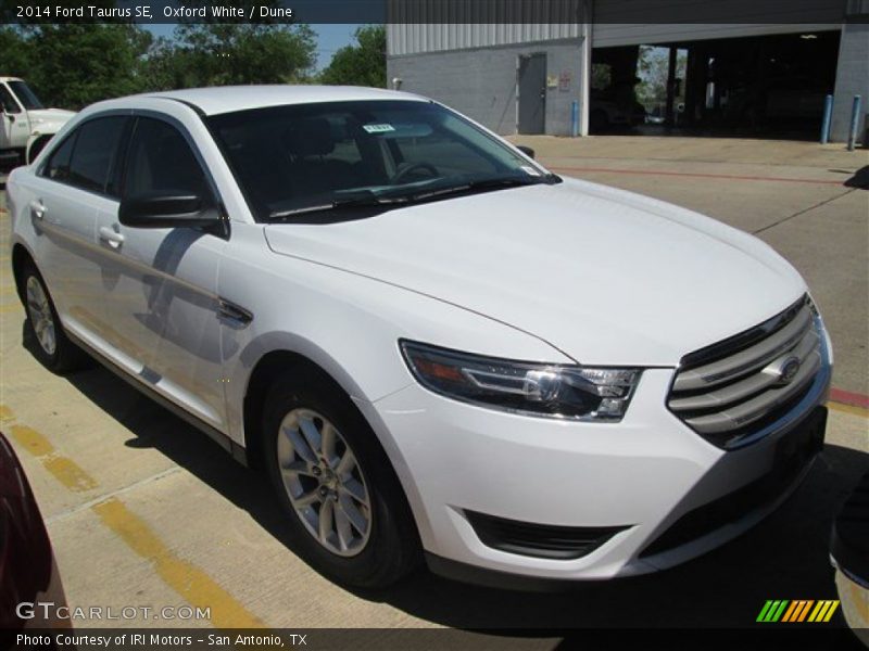 Oxford White / Dune 2014 Ford Taurus SE