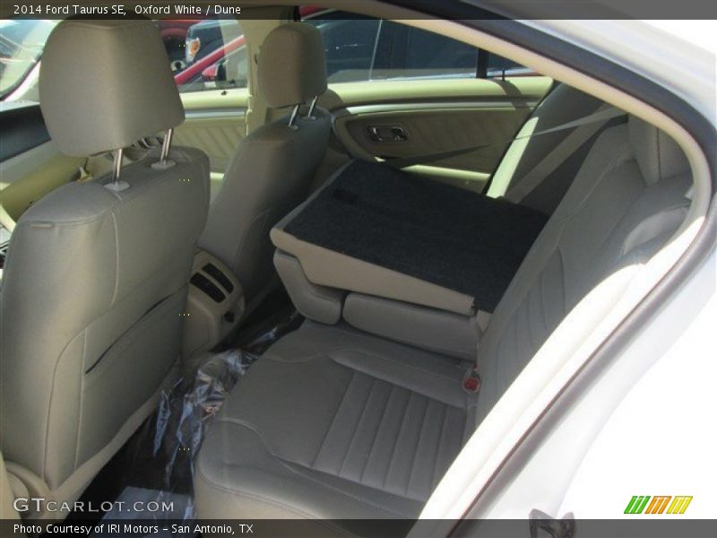 Oxford White / Dune 2014 Ford Taurus SE