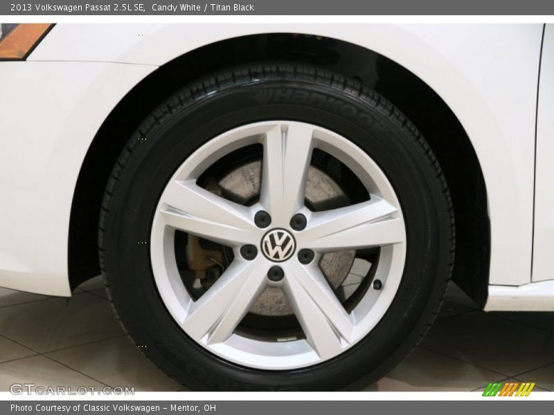 Candy White / Titan Black 2013 Volkswagen Passat 2.5L SE