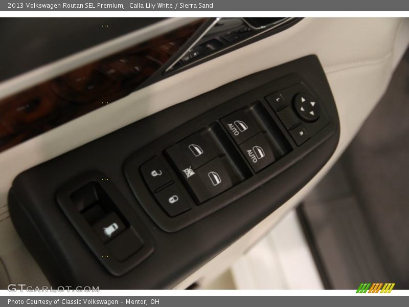 Controls of 2013 Routan SEL Premium