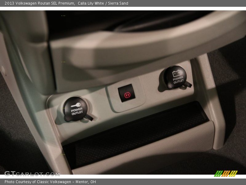 Controls of 2013 Routan SEL Premium