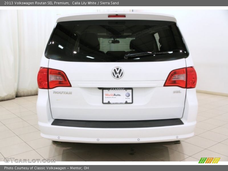 Calla Lily White / Sierra Sand 2013 Volkswagen Routan SEL Premium