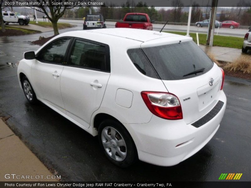 Super White / Dark Charcoal 2009 Toyota Matrix 1.8