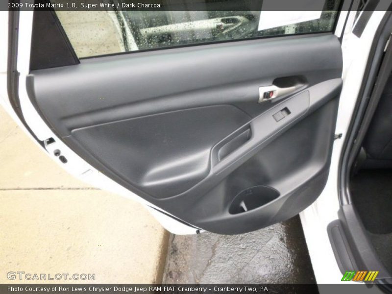Super White / Dark Charcoal 2009 Toyota Matrix 1.8