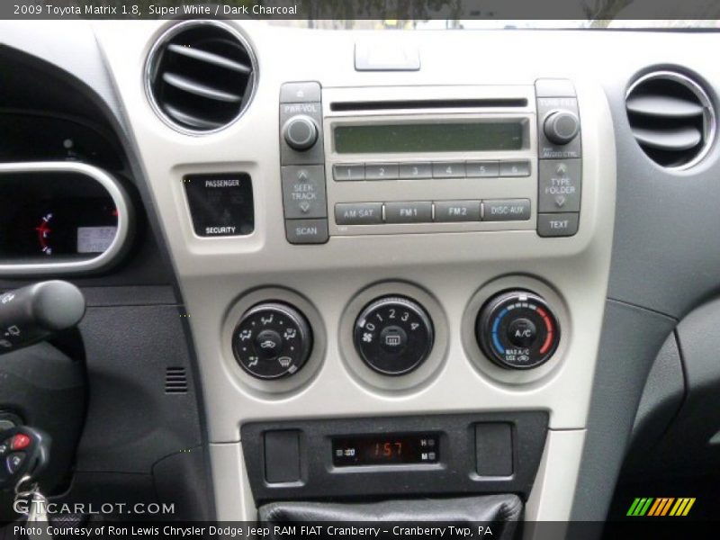 Super White / Dark Charcoal 2009 Toyota Matrix 1.8