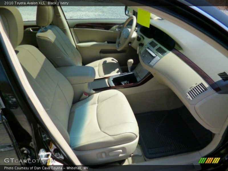 Black / Ivory 2010 Toyota Avalon XLS