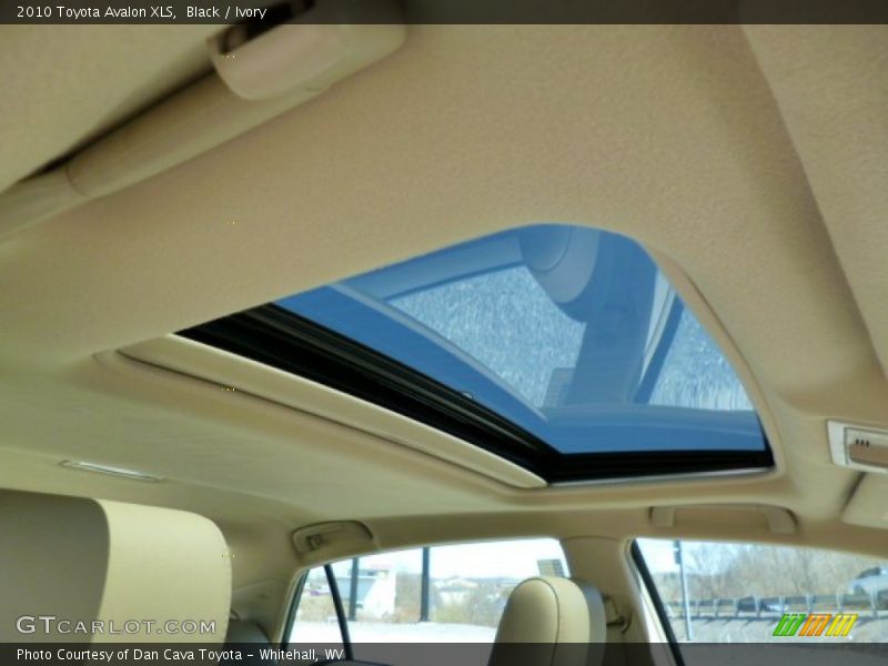 Black / Ivory 2010 Toyota Avalon XLS