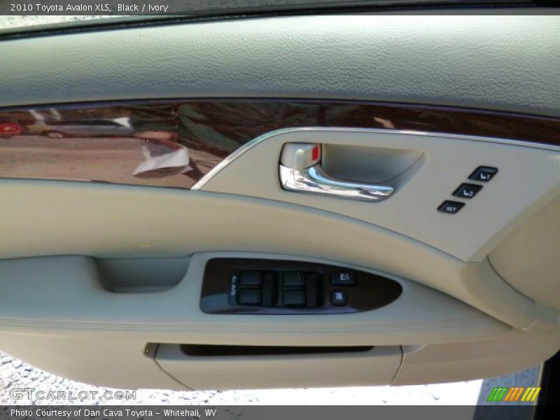 Black / Ivory 2010 Toyota Avalon XLS