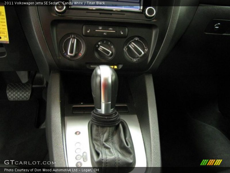 Candy White / Titan Black 2011 Volkswagen Jetta SE Sedan