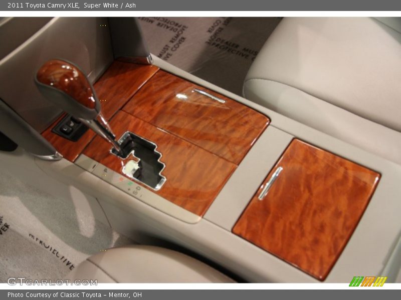 Super White / Ash 2011 Toyota Camry XLE