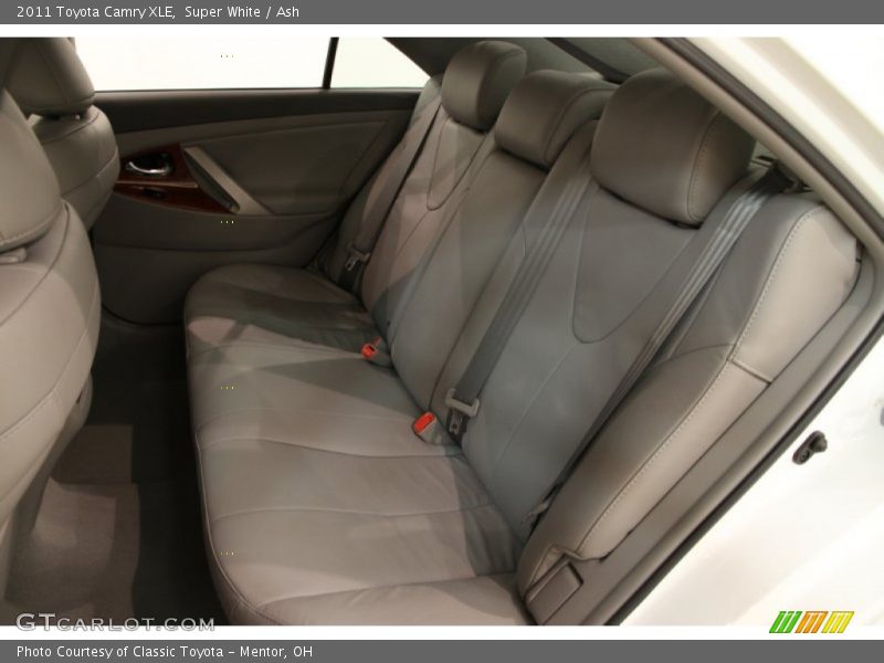 Super White / Ash 2011 Toyota Camry XLE