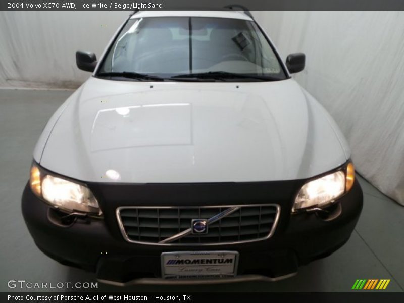 Ice White / Beige/Light Sand 2004 Volvo XC70 AWD