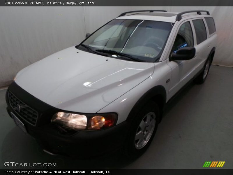 Ice White / Beige/Light Sand 2004 Volvo XC70 AWD