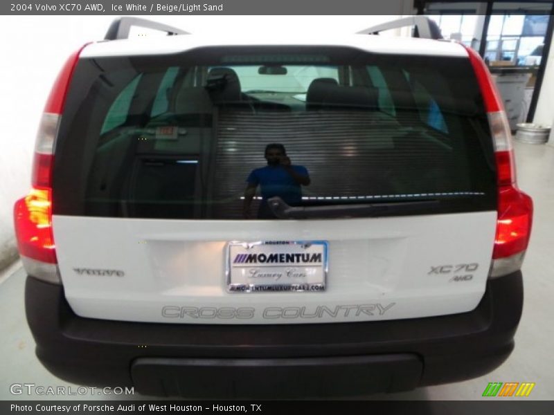 Ice White / Beige/Light Sand 2004 Volvo XC70 AWD