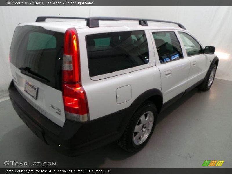 Ice White / Beige/Light Sand 2004 Volvo XC70 AWD