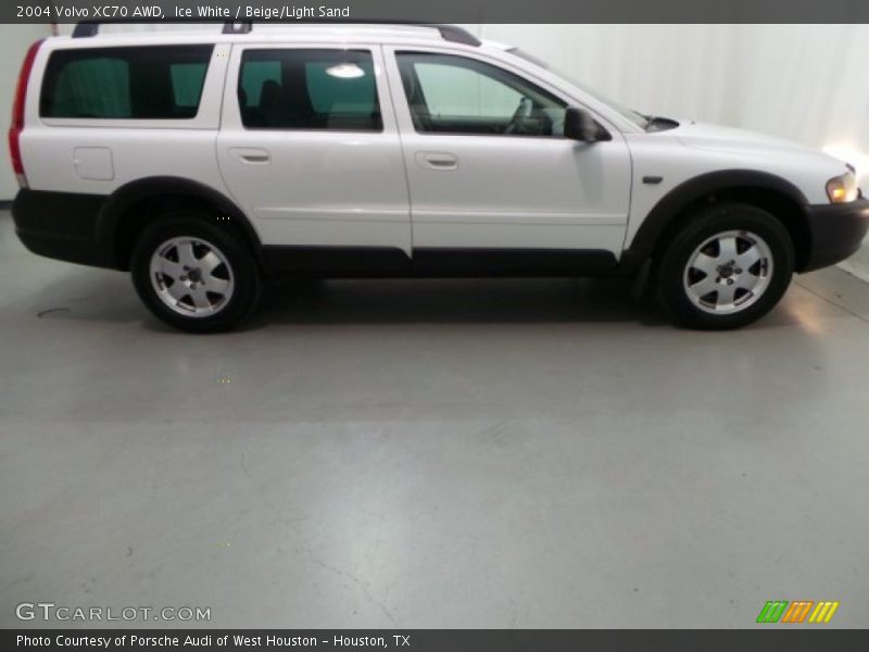 Ice White / Beige/Light Sand 2004 Volvo XC70 AWD