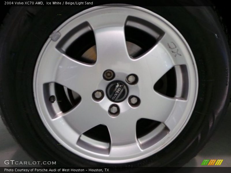 Ice White / Beige/Light Sand 2004 Volvo XC70 AWD