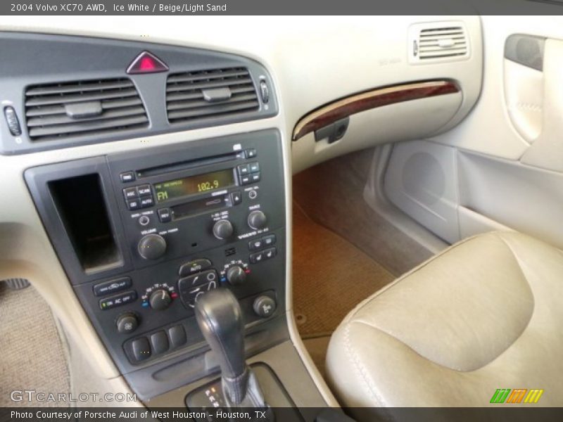 Ice White / Beige/Light Sand 2004 Volvo XC70 AWD