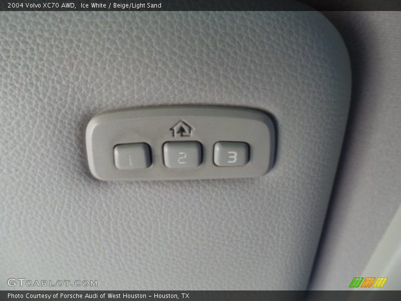 Ice White / Beige/Light Sand 2004 Volvo XC70 AWD