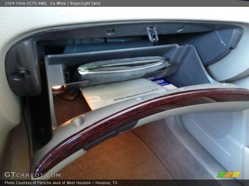 Ice White / Beige/Light Sand 2004 Volvo XC70 AWD