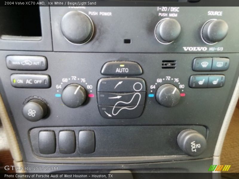 Ice White / Beige/Light Sand 2004 Volvo XC70 AWD