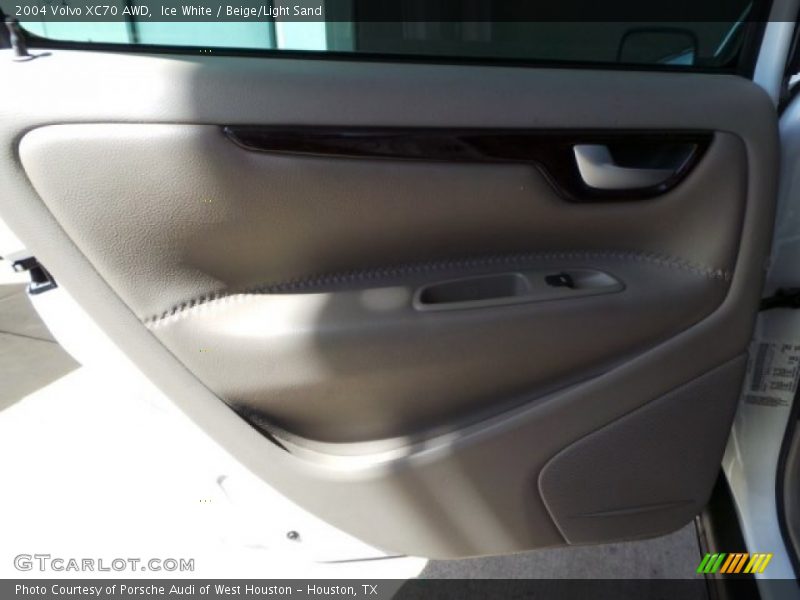 Ice White / Beige/Light Sand 2004 Volvo XC70 AWD