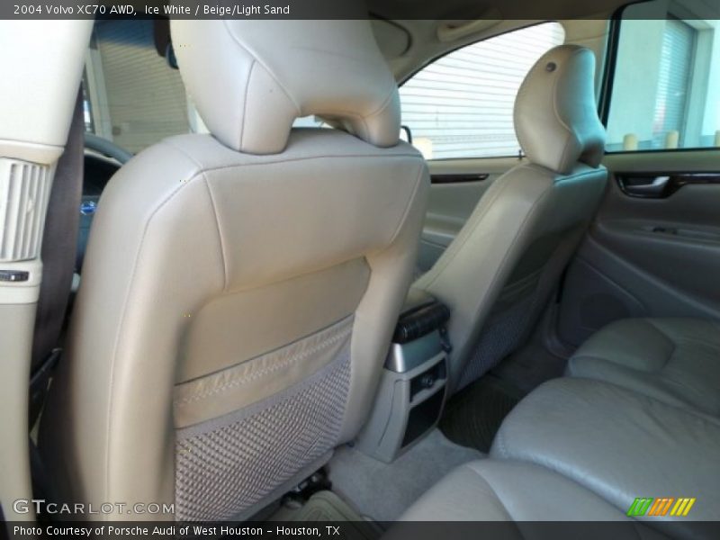 Ice White / Beige/Light Sand 2004 Volvo XC70 AWD