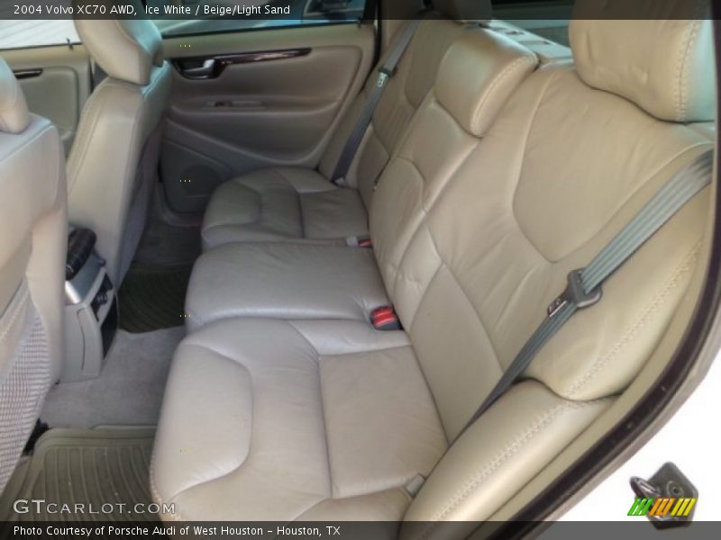Ice White / Beige/Light Sand 2004 Volvo XC70 AWD