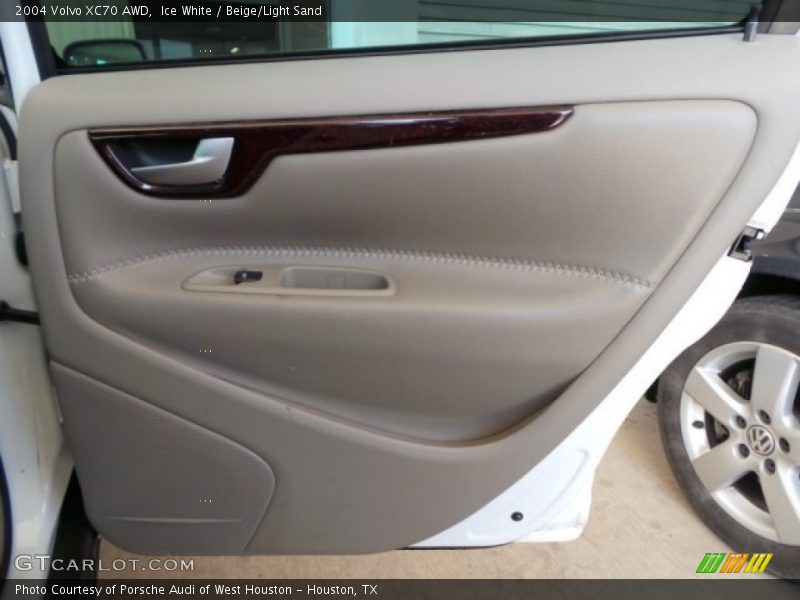 Ice White / Beige/Light Sand 2004 Volvo XC70 AWD