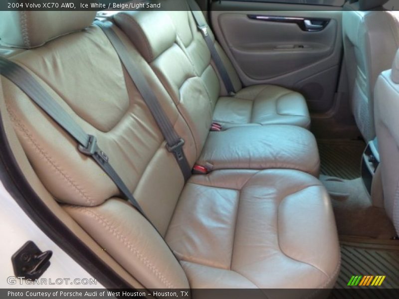 Ice White / Beige/Light Sand 2004 Volvo XC70 AWD