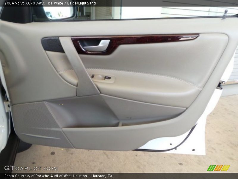 Ice White / Beige/Light Sand 2004 Volvo XC70 AWD