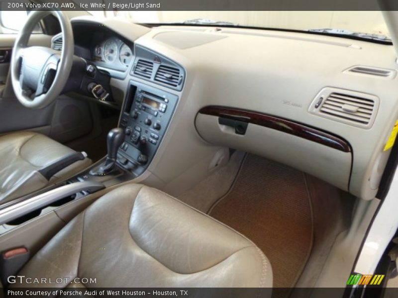 Ice White / Beige/Light Sand 2004 Volvo XC70 AWD