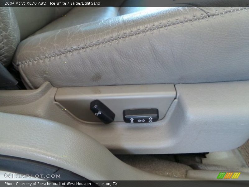 Ice White / Beige/Light Sand 2004 Volvo XC70 AWD