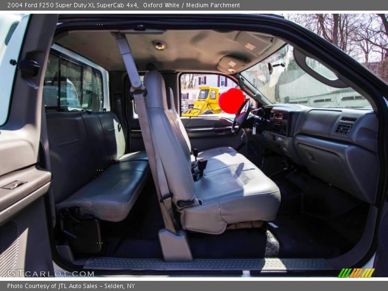 Oxford White / Medium Parchment 2004 Ford F250 Super Duty XL SuperCab 4x4