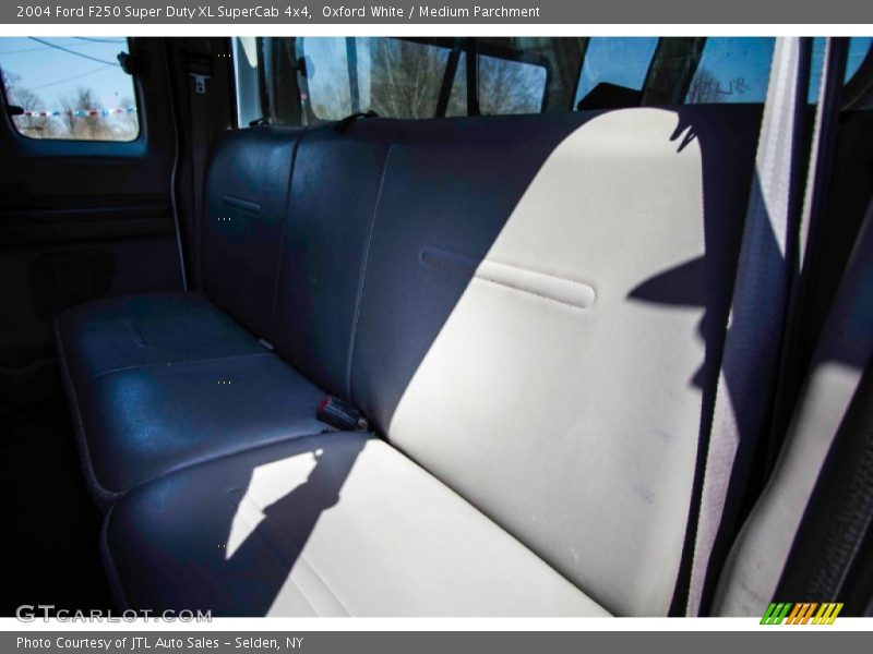 Oxford White / Medium Parchment 2004 Ford F250 Super Duty XL SuperCab 4x4