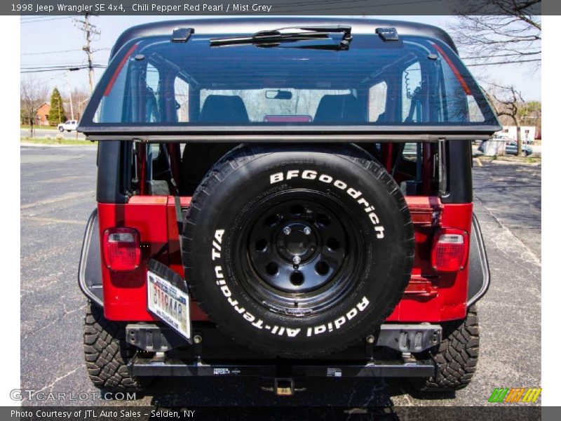 Chili Pepper Red Pearl / Mist Grey 1998 Jeep Wrangler SE 4x4