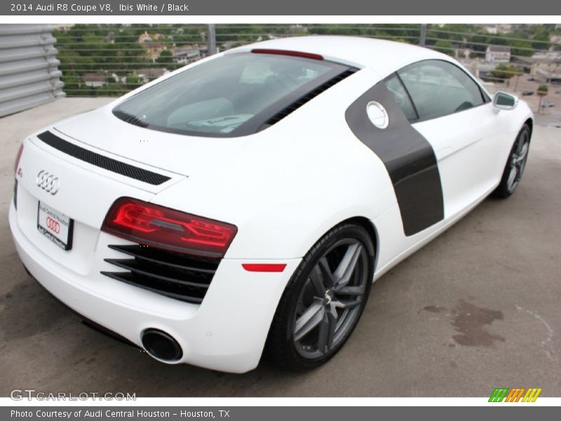 Ibis White / Black 2014 Audi R8 Coupe V8