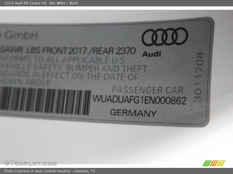 Ibis White / Black 2014 Audi R8 Coupe V8