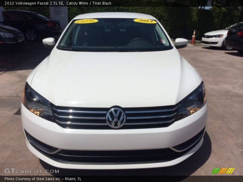 Candy White / Titan Black 2013 Volkswagen Passat 2.5L SE