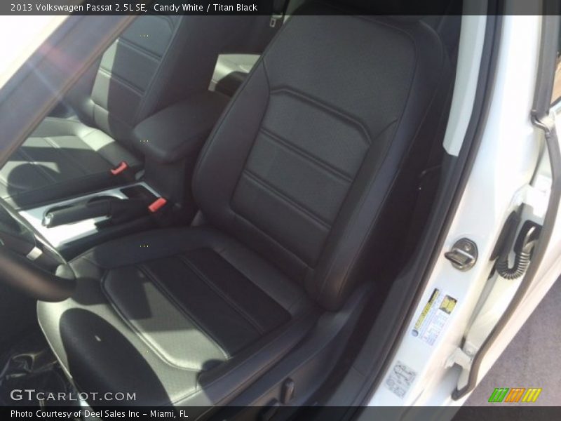 Candy White / Titan Black 2013 Volkswagen Passat 2.5L SE