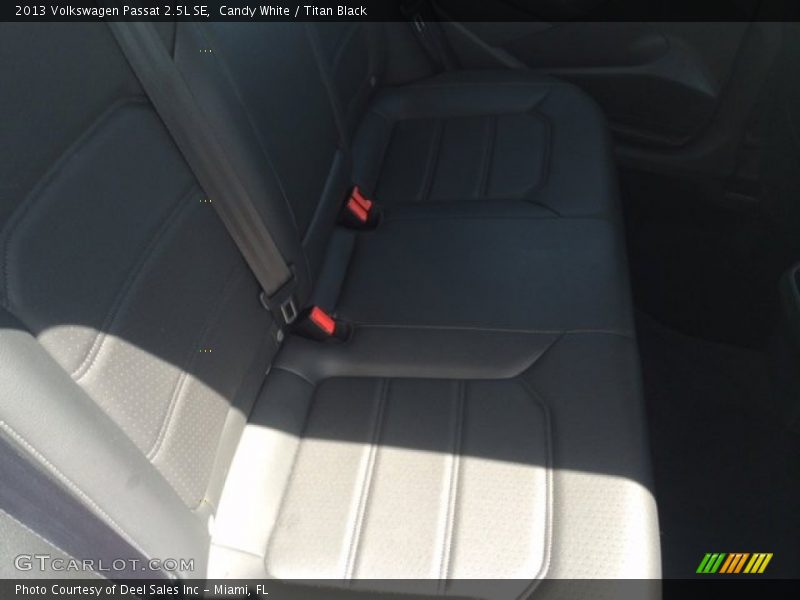 Candy White / Titan Black 2013 Volkswagen Passat 2.5L SE