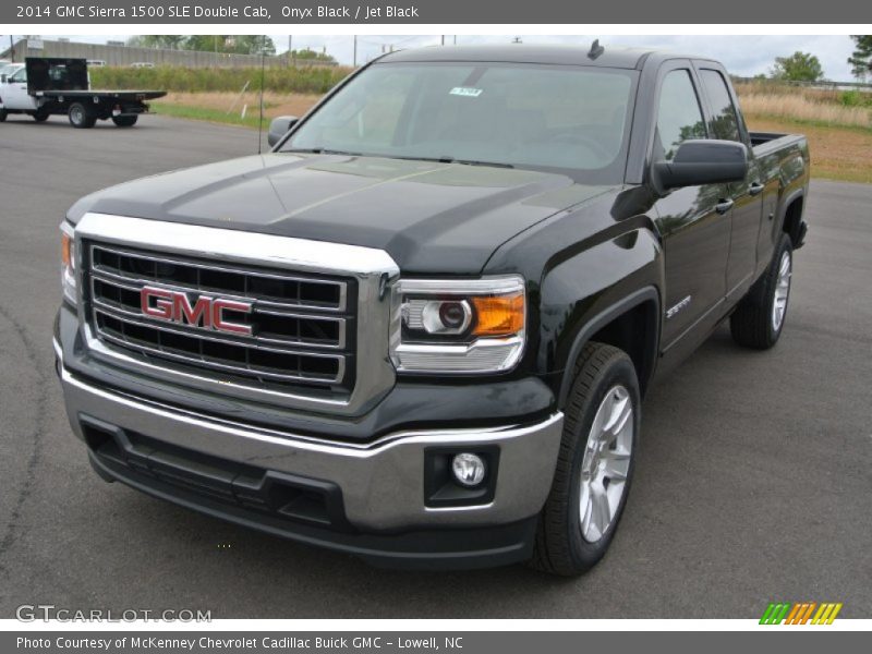 Front 3/4 View of 2014 Sierra 1500 SLE Double Cab