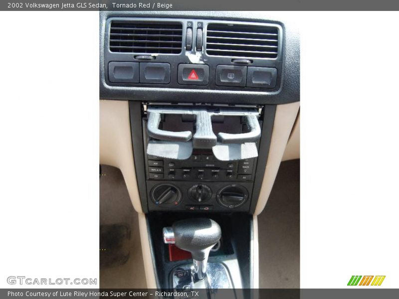 Tornado Red / Beige 2002 Volkswagen Jetta GLS Sedan