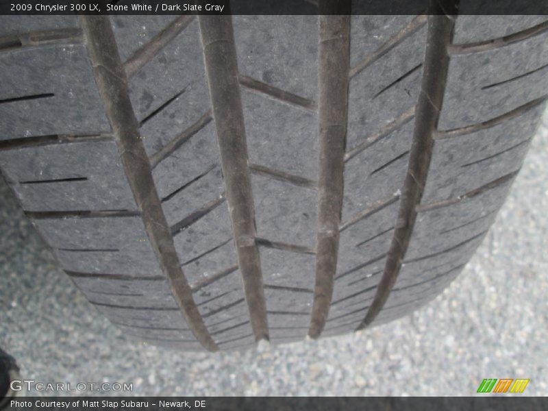 Stone White / Dark Slate Gray 2009 Chrysler 300 LX